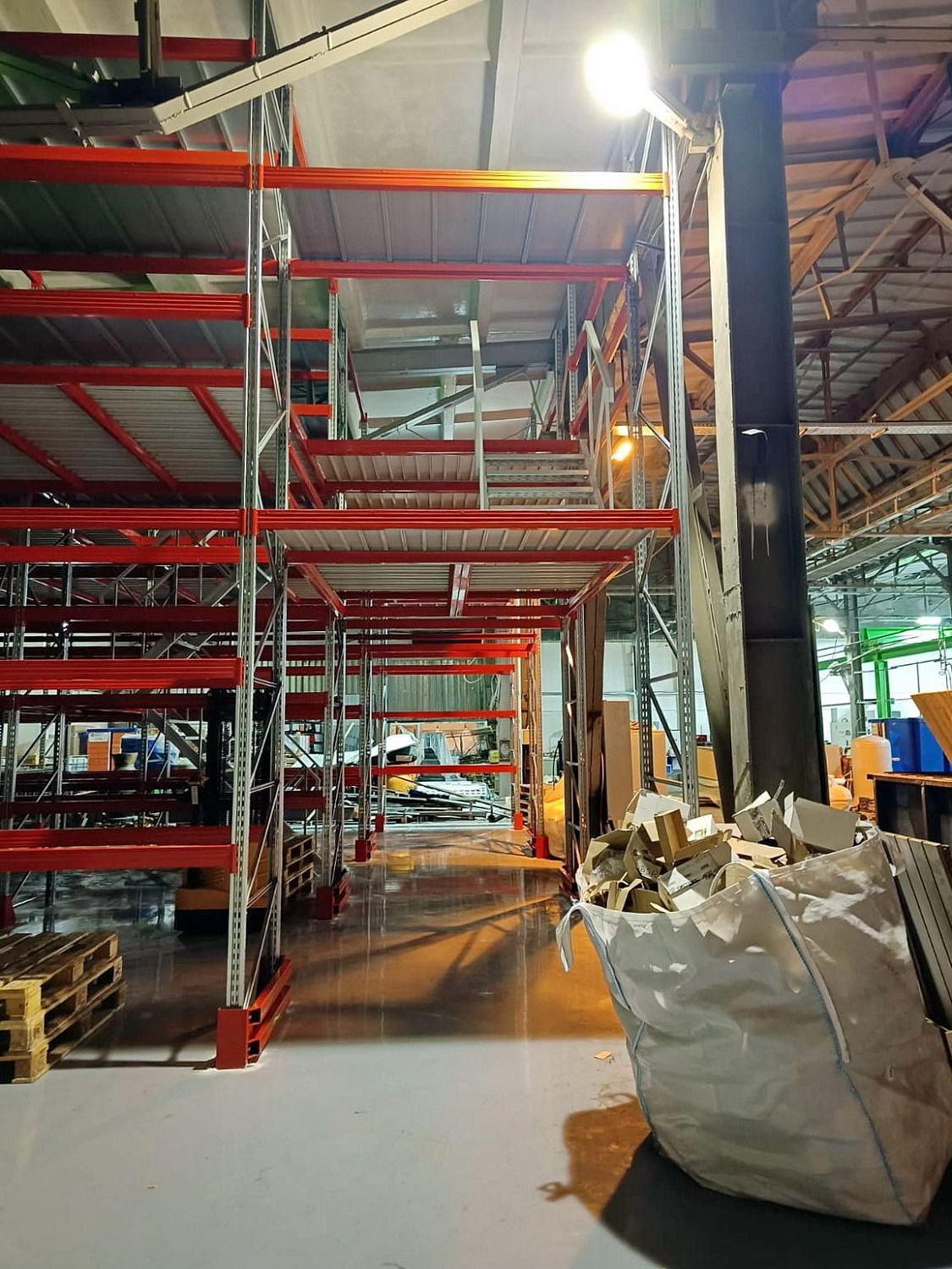 Мезонинный стеллаж на рамах