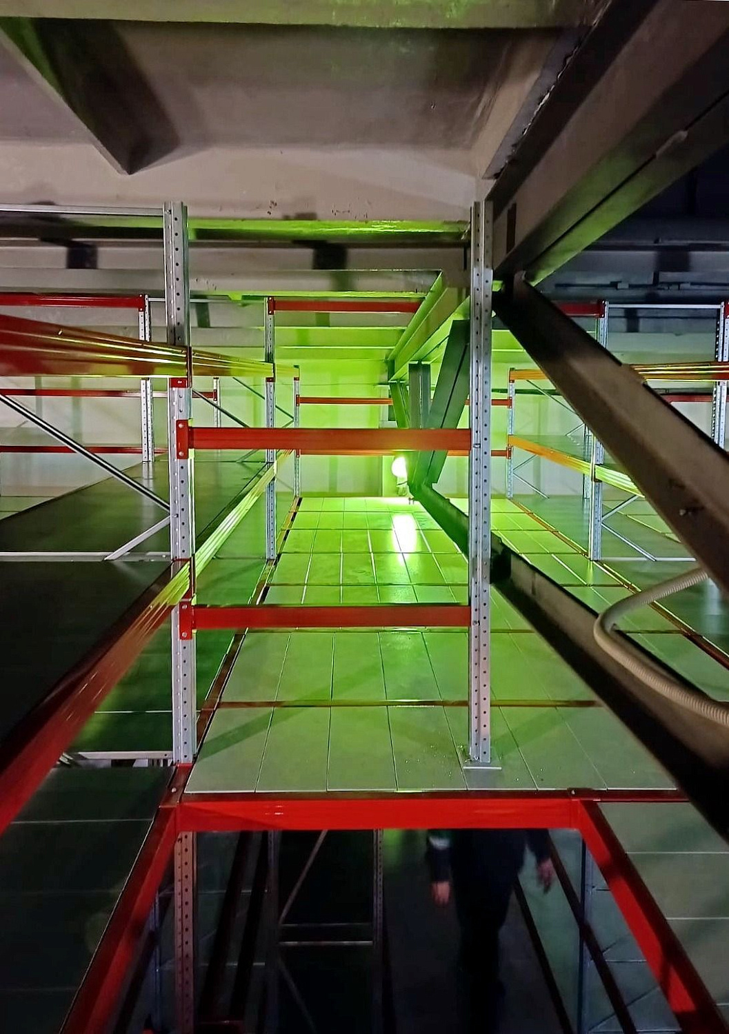 Мезонинный стеллаж на рамах