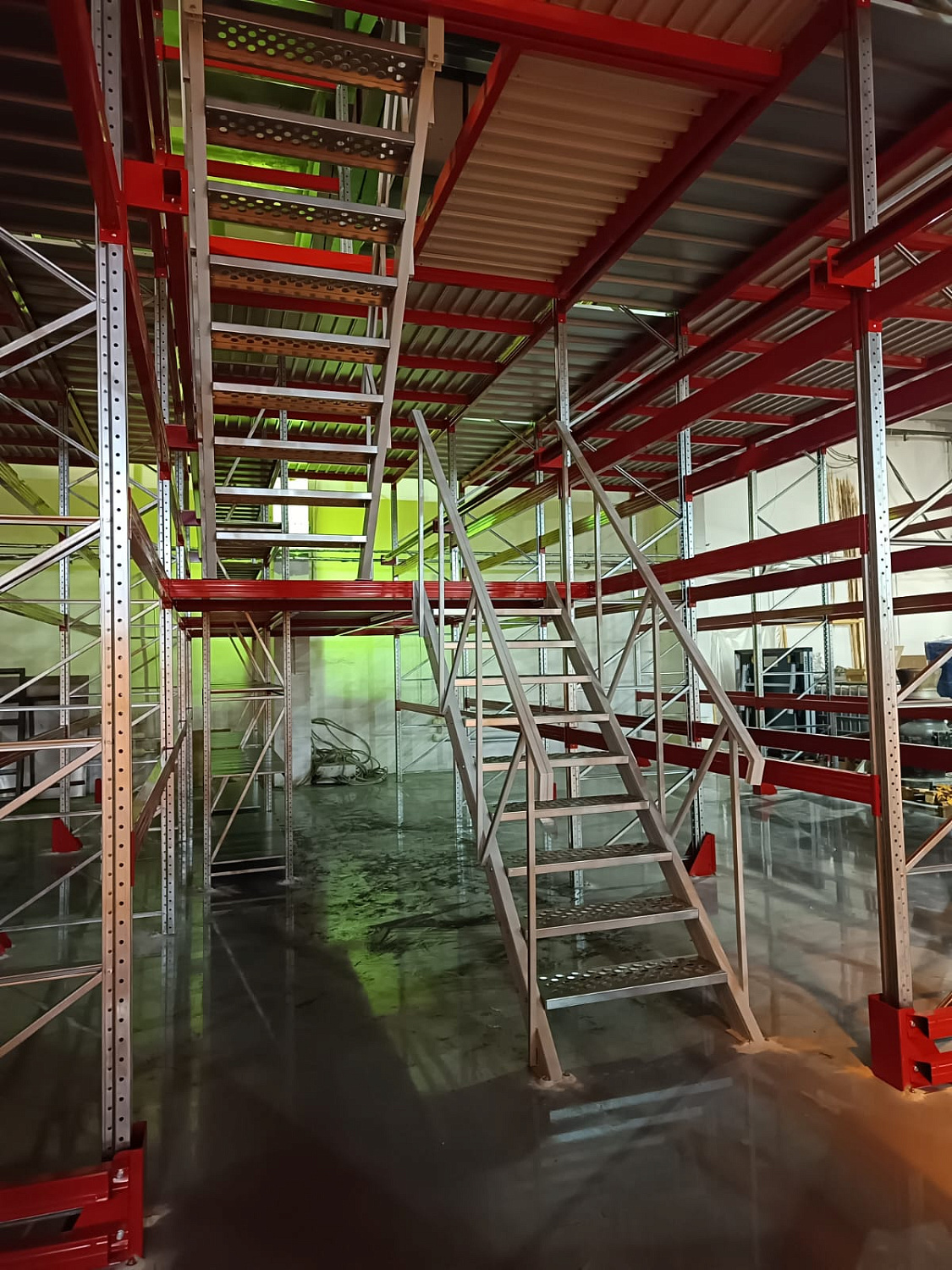 Мезонинный стеллаж на рамах